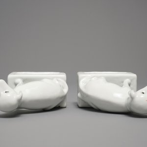 Une paire de modèles de chiens en porcelaine blanc de Chine, marque en creux, 18/19ème — photo 7