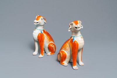 Une paire de modèles de chiens en porcelaine de Chine pour l'exportation, Qianlong