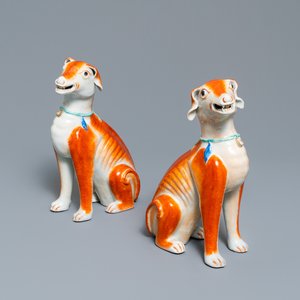 Une paire de modèles de chiens en porcelaine de Chine pour l'exportation, Qianlong — photo 1
