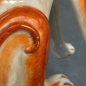 Une paire de modèles de chiens en porcelaine de Chine pour l'exportation, Qianlong — photo 12