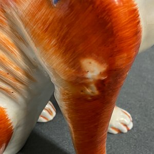 Une paire de modèles de chiens en porcelaine de Chine pour l'exportation, Qianlong — photo 17