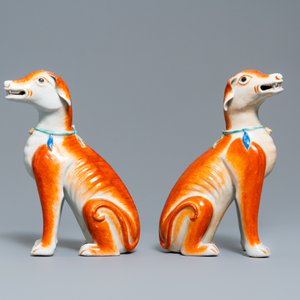 Une paire de modèles de chiens en porcelaine de Chine pour l'exportation, Qianlong — photo 2