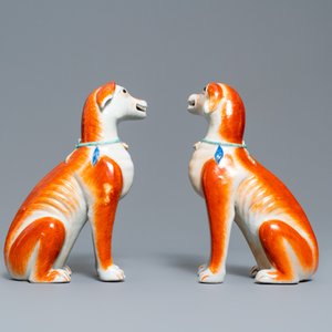 Une paire de modèles de chiens en porcelaine de Chine pour l'exportation, Qianlong — photo 4