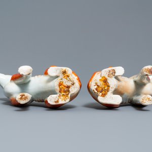 Une paire de modèles de chiens en porcelaine de Chine pour l'exportation, Qianlong — photo 6