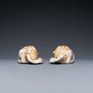 Une paire de modèles de chiens en porcelaine de Chine, Qianlong/Jiaqing — photo 5