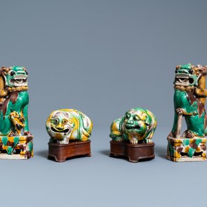 Une paire de modèles de chiens et une paire de porte-encens en forme de lions bouddhistes en biscuit émaillé sancai, Chine, Kangxi — photo 1