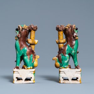 Une paire de modèles de chiens et une paire de porte-encens en forme de lions bouddhistes en biscuit émaillé sancai, Chine, Kangxi — photo 11