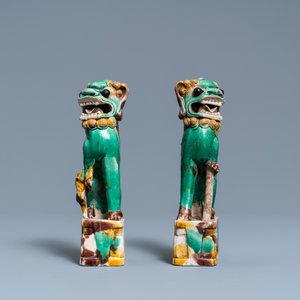 Une paire de modèles de chiens et une paire de porte-encens en forme de lions bouddhistes en biscuit émaillé sancai, Chine, Kangxi — photo 12