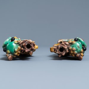 Une paire de modèles de chiens et une paire de porte-encens en forme de lions bouddhistes en biscuit émaillé sancai, Chine, Kangxi — photo 15