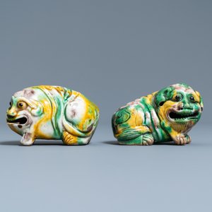Une paire de modèles de chiens et une paire de porte-encens en forme de lions bouddhistes en biscuit émaillé sancai, Chine, Kangxi — photo 3