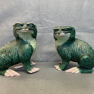 Une paire de modèles de crapauds en porcelaine de Chine famille verte, 19ème — photo 16