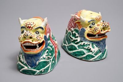Une paire de modèles de dragons en porcelaine de Chine famille rose, Qianlong/Jiaqing