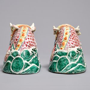Une paire de modèles de dragons en porcelaine de Chine famille rose, Qianlong/Jiaqing — photo 5