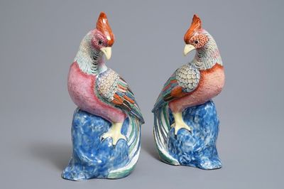Une paire de modèles de faisants en porcelaine de Chine famille rose, 19/20ème