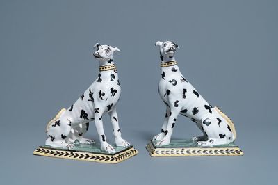 Une paire de modèles de lévriers en faïence polychrome de Bruxelles, 18ème