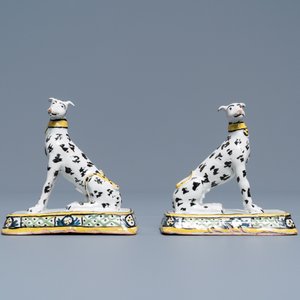 Une paire de modèles de lévriers en faïence polychrome de Bruxelles, vers 1800 — photo 2