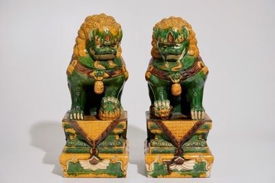 Une paire de modèles de lions de temple en porcelaine de Chine de type sancai en style Ming, 20ème