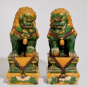 Une paire de modèles de lions de temple en porcelaine de Chine de type sancai en style Ming, 20ème — photo 1