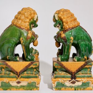 Une paire de modèles de lions de temple en porcelaine de Chine de type sancai en style Ming, 20ème — photo 2