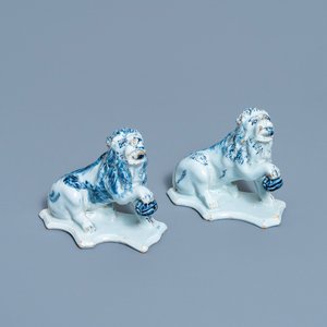 Une paire de modèles de lions en faïence de Delft en bleu et blanc, 18ème — photo 1