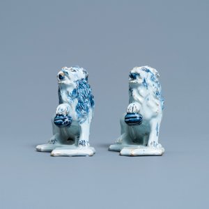 Une paire de modèles de lions en faïence de Delft en bleu et blanc, 18ème — photo 3