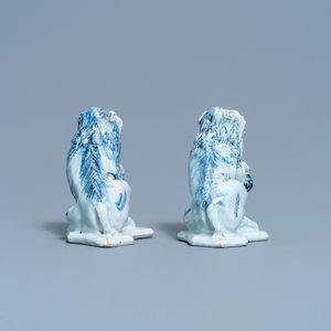 Une paire de modèles de lions en faïence de Delft en bleu et blanc, 18ème — photo 5