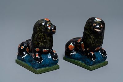 Une paire de modèles de lions en faïence noire de Delft, 18/19ème