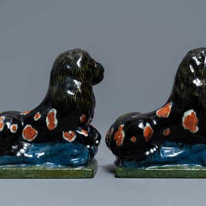 Une paire de modèles de lions en faïence noire de Delft, 18/19ème — photo 4