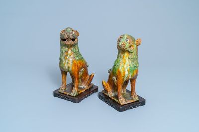 Une paire de modèles de lions gardiens en porcelaine de Chine à émail sancai, Ming