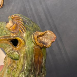 Une paire de modèles de lions gardiens en porcelaine de Chine à émail sancai, Ming — photo 13