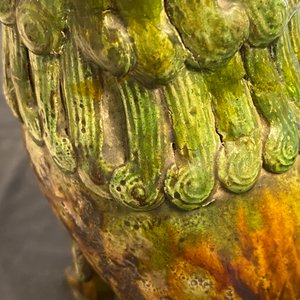Une paire de modèles de lions gardiens en porcelaine de Chine à émail sancai, Ming — photo 17