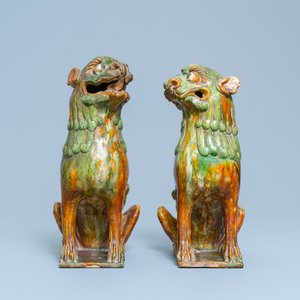 Une paire de modèles de lions gardiens en porcelaine de Chine à émail sancai, Ming — photo 2