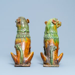 Une paire de modèles de lions gardiens en porcelaine de Chine à émail sancai, Ming — photo 4