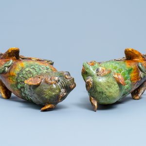 Une paire de modèles de lions gardiens en porcelaine de Chine à émail sancai, Ming — photo 6
