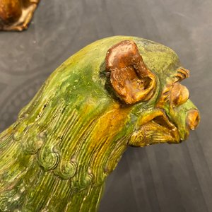 Une paire de modèles de lions gardiens en porcelaine de Chine à émail sancai, Ming — photo 8