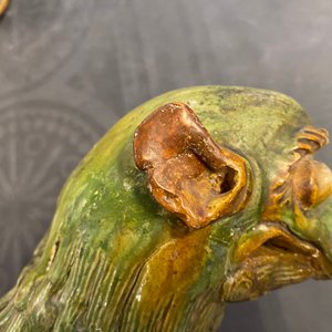 Une paire de modèles de lions gardiens en porcelaine de Chine à émail sancai, Ming — photo 10