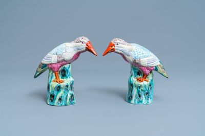 Une paire de modèles de martin-pêcheurs en porcelaine de Chine famille rose, Qianlong