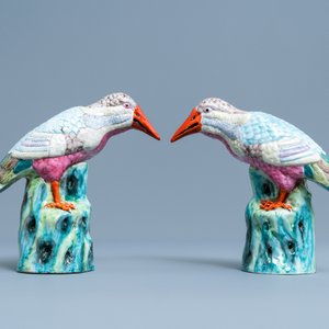Une paire de modèles de martin-pêcheurs en porcelaine de Chine famille rose, Qianlong — photo 2