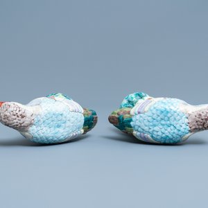 Une paire de modèles de martin-pêcheurs en porcelaine de Chine famille rose, Qianlong — photo 6