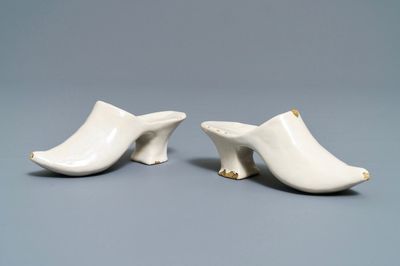 Une paire de modèles de mules en faïence blanche de Delft, 18ème