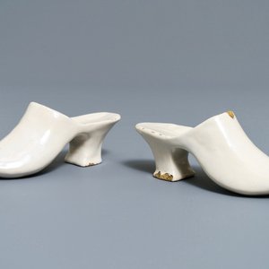 Une paire de modèles de mules en faïence blanche de Delft, 18ème — photo 1