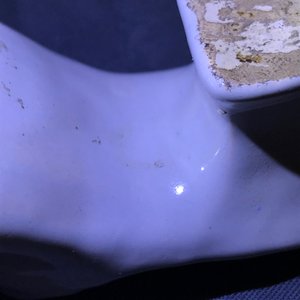 Une paire de modèles de mules en faïence blanche de Delft, 18ème — photo 13