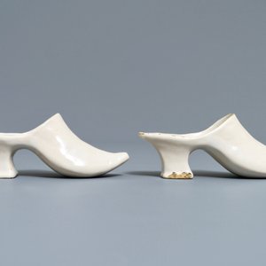 Une paire de modèles de mules en faïence blanche de Delft, 18ème — photo 3