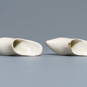 Une paire de modèles de mules en faïence blanche de Delft, 18ème — photo 7
