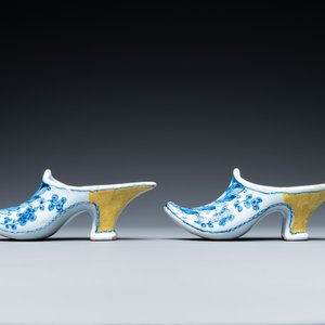 Une paire de modèles de pantoufles en faïence de Delft en bleu, blanc et jaune, 18ème — photo 2