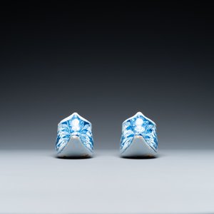 Une paire de modèles de pantoufles en faïence de Delft en bleu, blanc et jaune, 18ème — photo 3