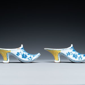Une paire de modèles de pantoufles en faïence de Delft en bleu, blanc et jaune, 18ème — photo 4