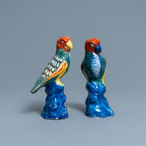 Une paire de modèles de perroquets en faïence de Delft polychrome, 18ème — photo 1