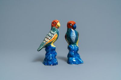 Une paire de modèles de perroquets en faïence de Delft polychrome, 18ème