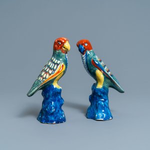 Une paire de modèles de perroquets en faïence de Delft polychrome, 18ème — photo 2